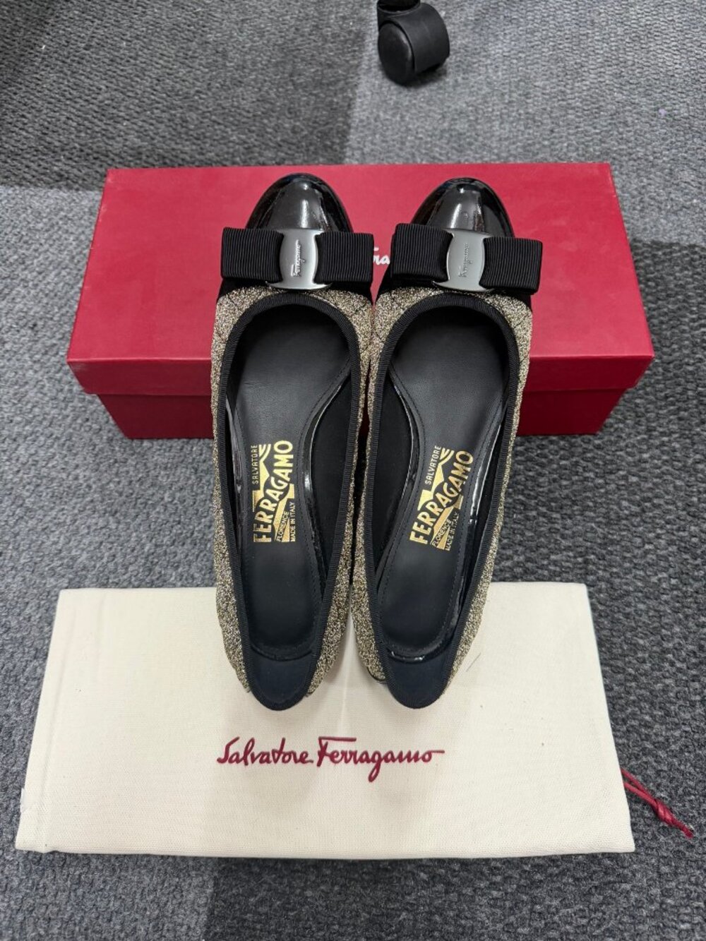 NWT Salvatore Ferragamo Vara Q Quilted Gold Glitter Bow Pump 7C